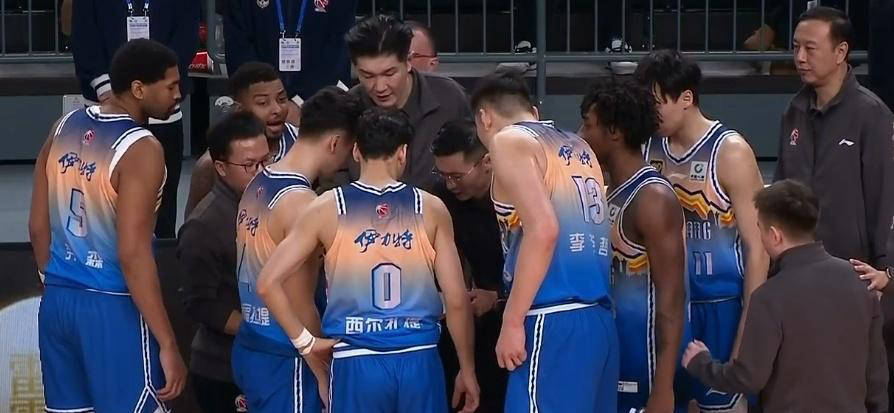 比赛中球员们面对困难奋力抗衡