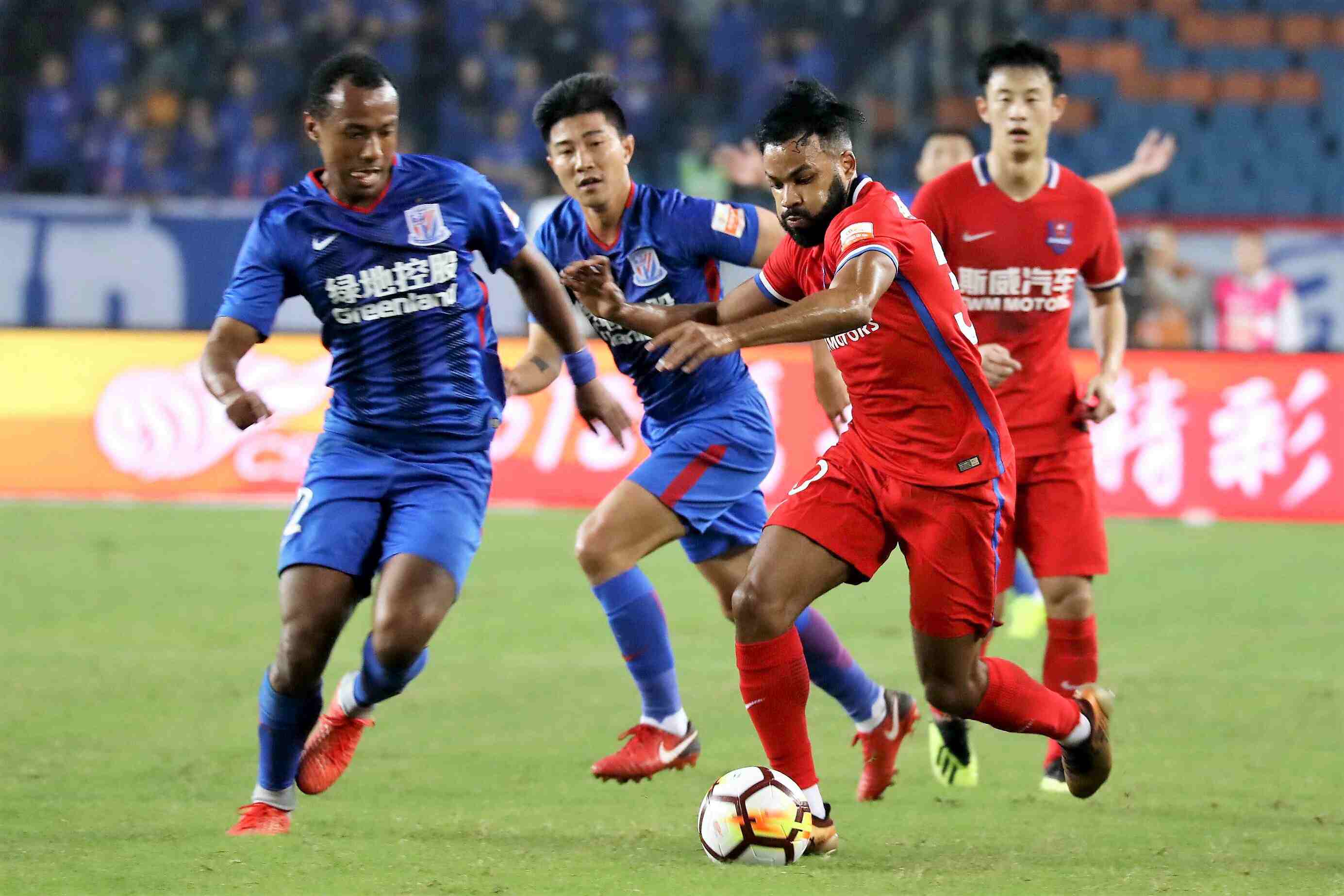 开云体育在线-重庆斯威客场对阵恒大，势均力敌