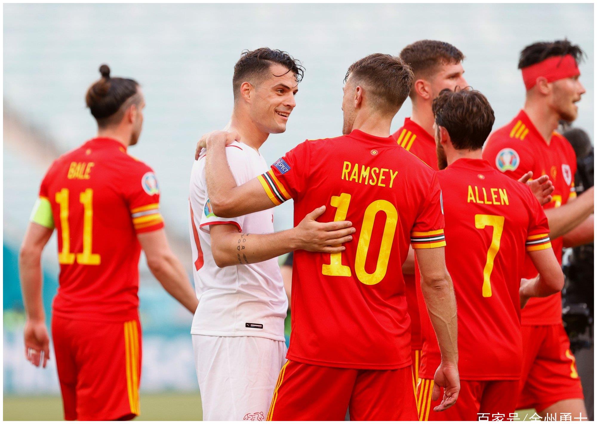 争夺胜利，场上对攻频频，双方拼尽全力