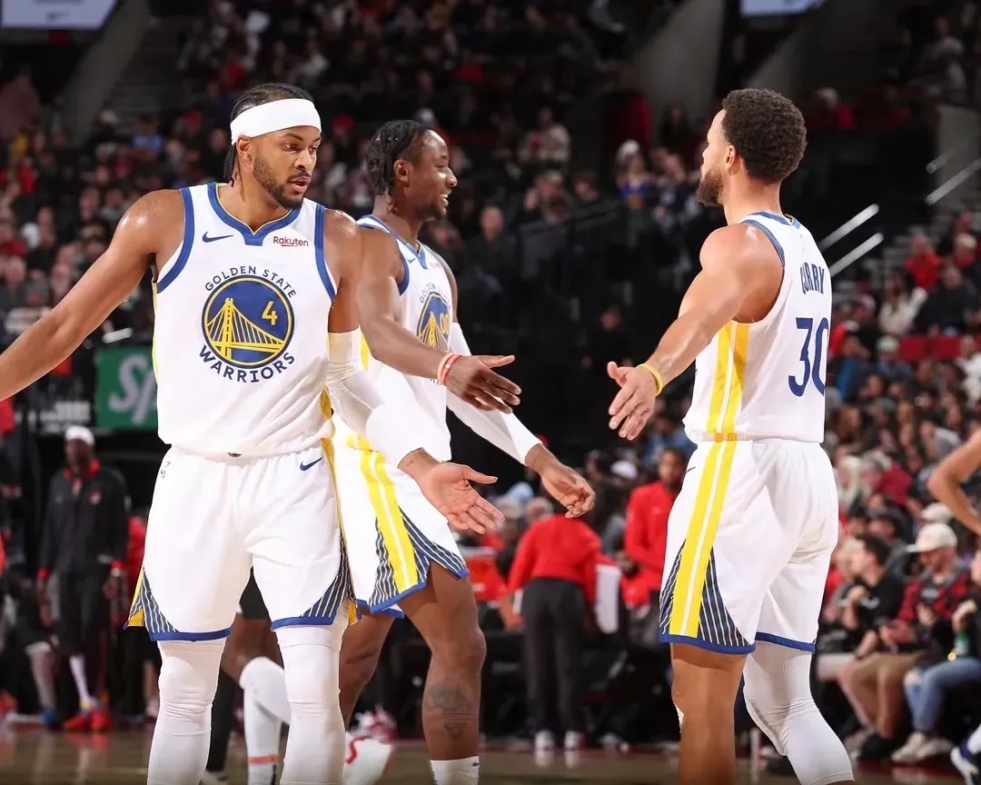 开云体育亚洲官网-关于勇士队员个人表现抢眼，团队合作默契的信息