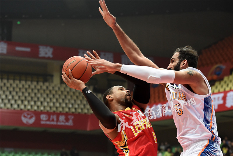 开云体育在线-四川队在主场击败深圳队，稳居第三