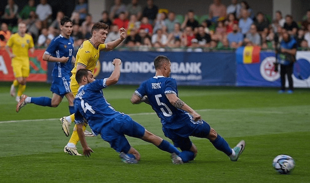 冰岛队逆转战胜摩尔多瓦，淘汰赛接近