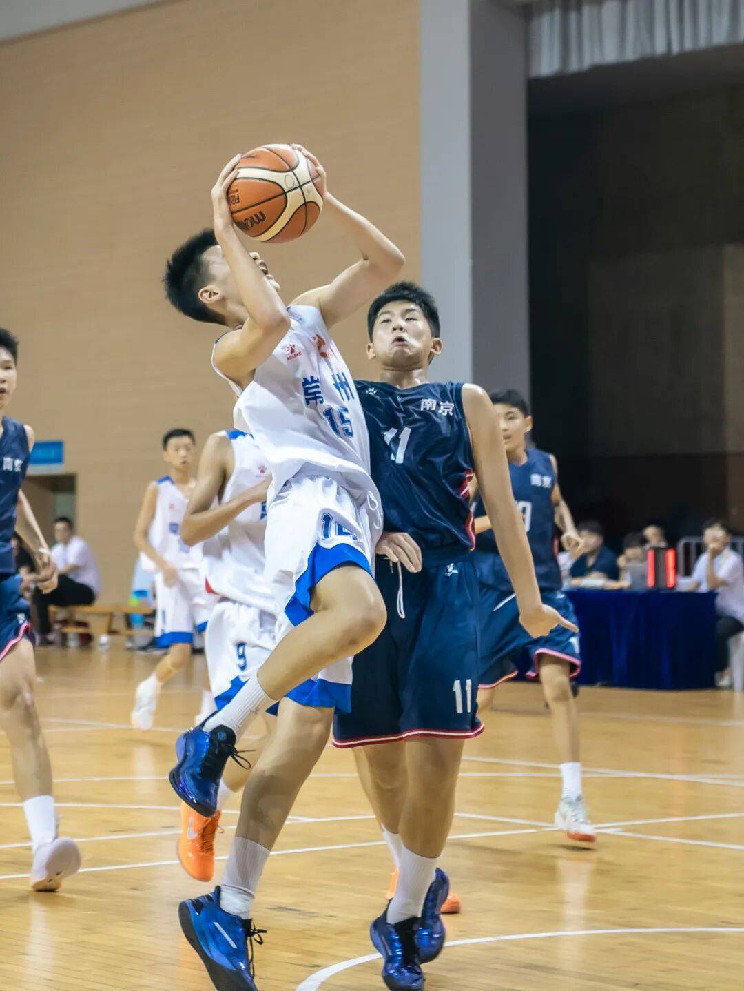 包含球员精神面貌焕然一新，篮球比赛斗志高昂的词条