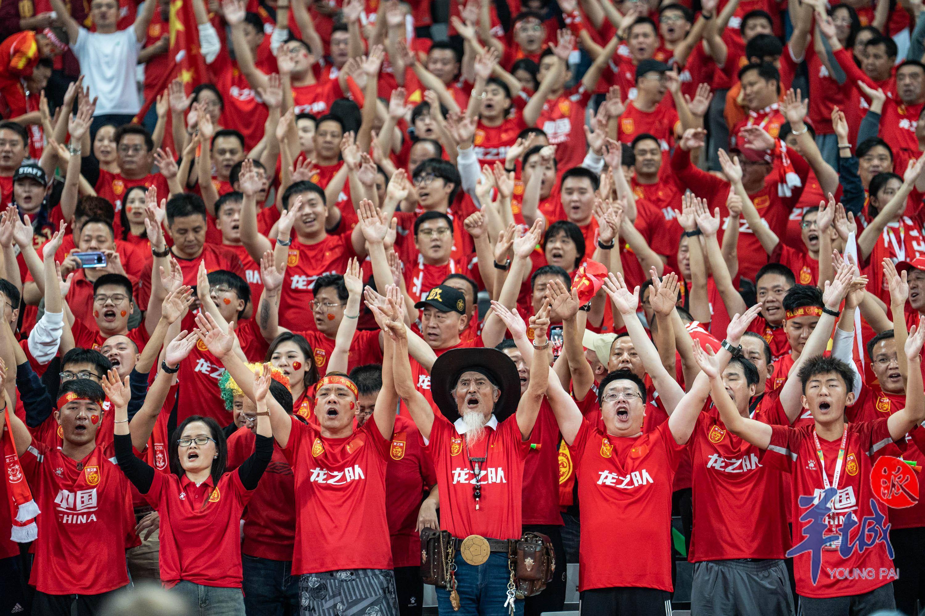 广州球迷为球队赢得连胜欢呼