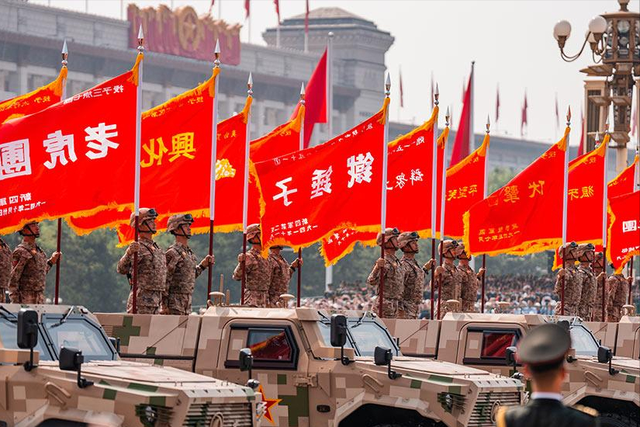 扬起胜利的旗帜，战斗永不停歇