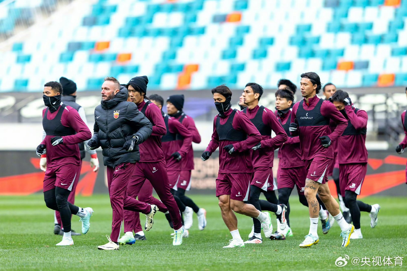 足球场上风云突变，球队表现备受瞩目的简单介绍